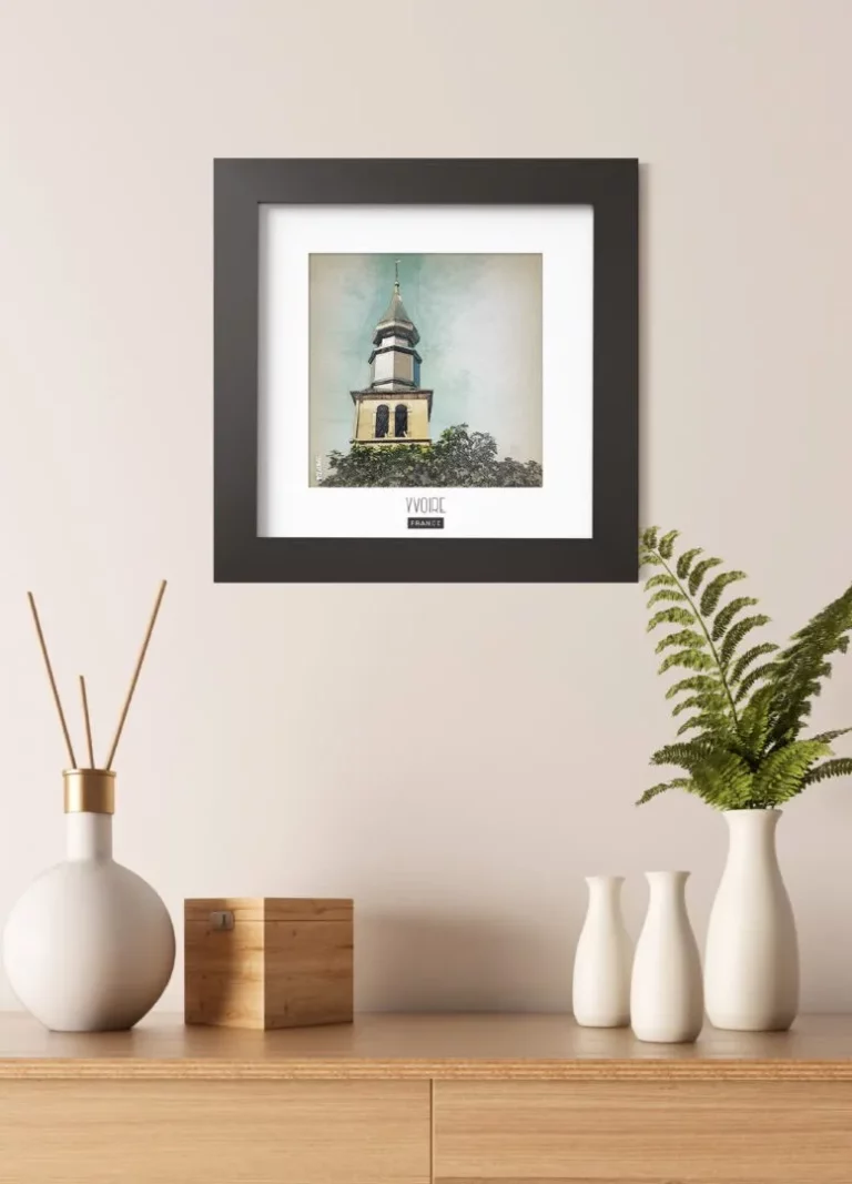yvoire (france) - Découvrez nos cadres photos uniques, véritables trésors capturés lors de mes voyages à travers le monde. Chaque image, soigneusement sélectionnée et magnifiée en studio, est encadrée avec élégance dans un cadre en bois noir mat de 24x24 cm, d’une épaisseur de 1,5 cm.