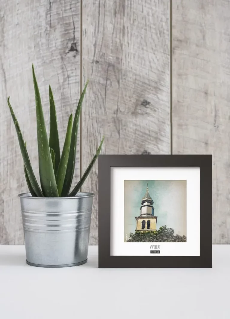 yvoire (france) - Découvrez nos cadres photos uniques, véritables trésors capturés lors de mes voyages à travers le monde. Chaque image, soigneusement sélectionnée et magnifiée en studio, est encadrée avec élégance dans un cadre en bois noir mat de 24x24 cm, d’une épaisseur de 1,5 cm.