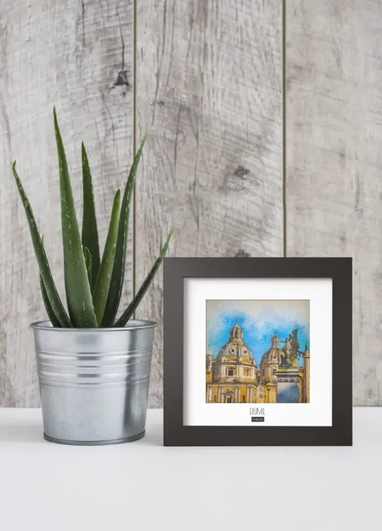 rome (italie) - Découvrez nos cadres photos uniques, véritables trésors capturés lors de mes voyages à travers le monde. Chaque image, soigneusement sélectionnée et magnifiée en studio, est encadrée avec élégance dans un cadre en bois noir mat de 24x24 cm, d’une épaisseur de 1,5 cm.