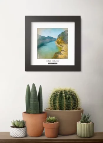 canal d'amour (grèce) - Découvrez nos cadres photos uniques, véritables trésors capturés lors de mes voyages à travers le monde. Chaque image, soigneusement sélectionnée et magnifiée en studio, est encadrée avec élégance dans un cadre en bois noir mat de 24x24 cm, d’une épaisseur de 1,5 cm.