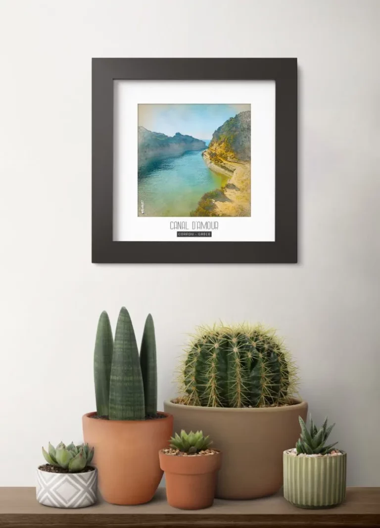 canal d'amour (grèce) - Découvrez nos cadres photos uniques, véritables trésors capturés lors de mes voyages à travers le monde. Chaque image, soigneusement sélectionnée et magnifiée en studio, est encadrée avec élégance dans un cadre en bois noir mat de 24x24 cm, d’une épaisseur de 1,5 cm.