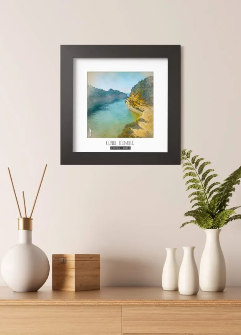 canal d'amour (grèce) - Découvrez nos cadres photos uniques, véritables trésors capturés lors de mes voyages à travers le monde. Chaque image, soigneusement sélectionnée et magnifiée en studio, est encadrée avec élégance dans un cadre en bois noir mat de 24x24 cm, d’une épaisseur de 1,5 cm.