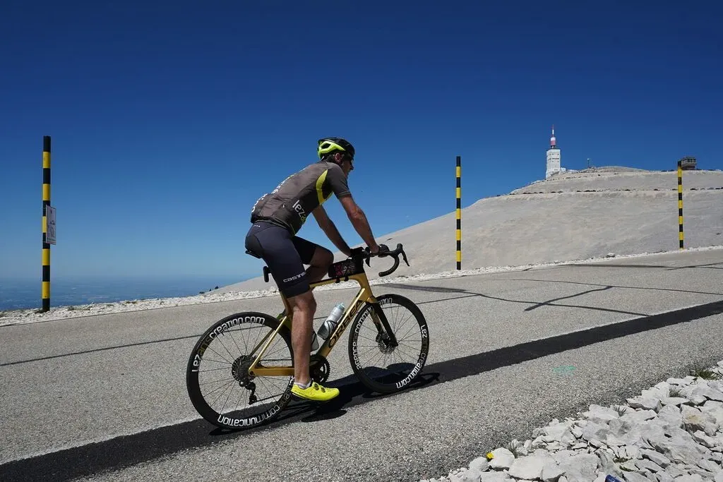 Affiche du Mont Ventoux : étapes d’une création authentique Ma philosophie : Pédaler, voyager, découvrir… puis dessiner. Venez découvrir et partager mes affiches sur https://designbymathieu.com/affiches-originales/ Et promis, c’est garanti : 🔸 Sans IA ajoutée 🔸 100 % Made in France 🔸 Produit fait maison 🔸 Impression locale et responsable