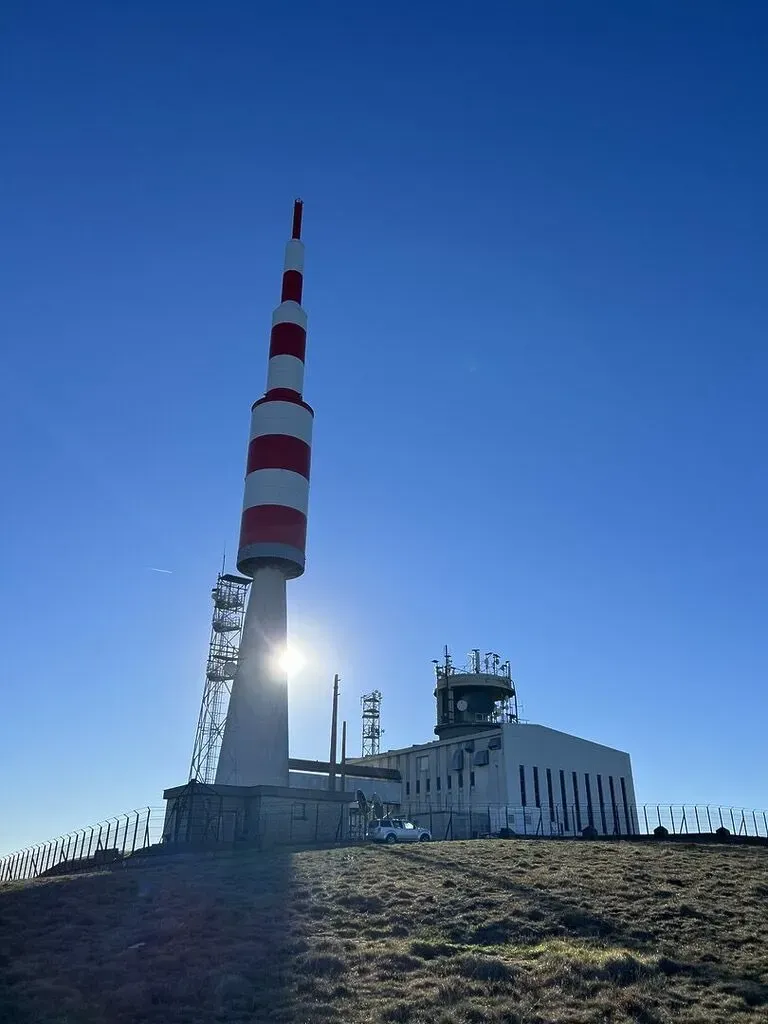 Affiche du Pic de Nore : 3 raisons d’adopter ce symbole incontournable de la Montagne Noire Ma philosophie : Pédaler, voyager, découvrir… puis dessiner. Venez découvrir et partager mes affiches sur https://designbymathieu.com/affiches-originales/ Et promis, c’est garanti : 🔸 Sans IA ajoutée 🔸 100 % Made in France 🔸 Produit fait maison 🔸 Impression locale et responsable