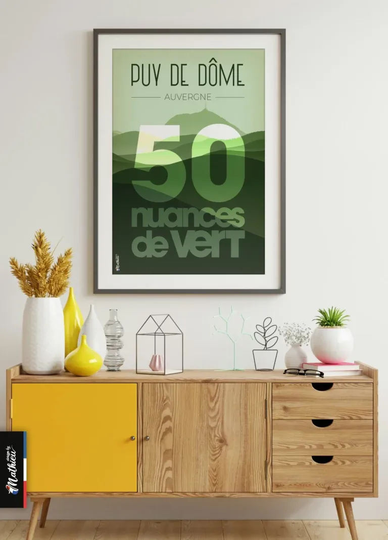 Poster du Puy de Dôme – 50 nuances de vert encadré sur buffet avec décoration intérieure