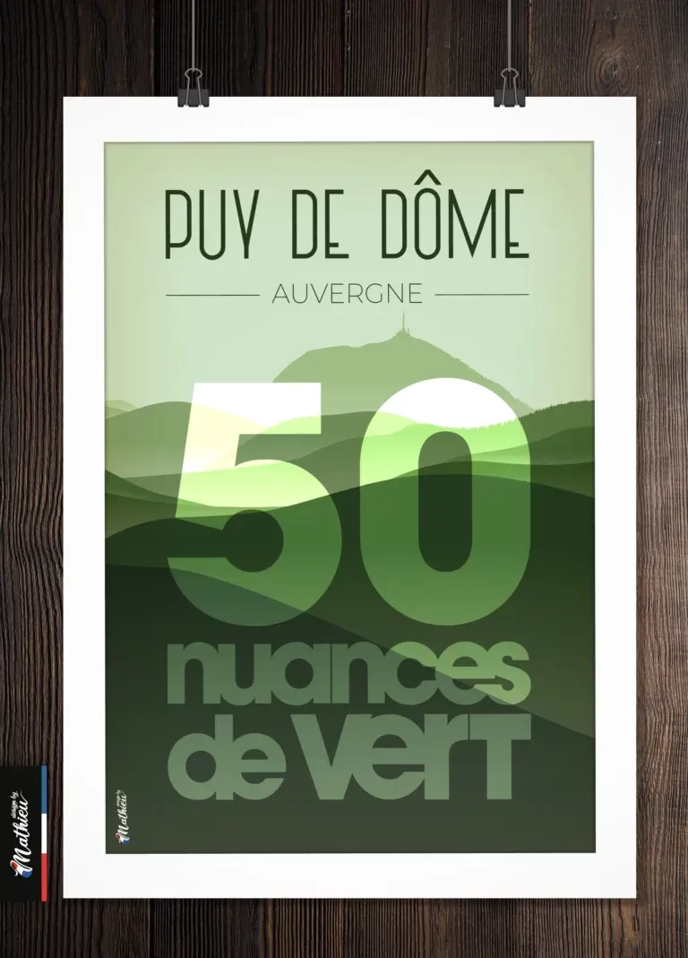 Poster du Puy de Dôme – 50 nuances de vert posé sur planche en bois, vue rapprochée