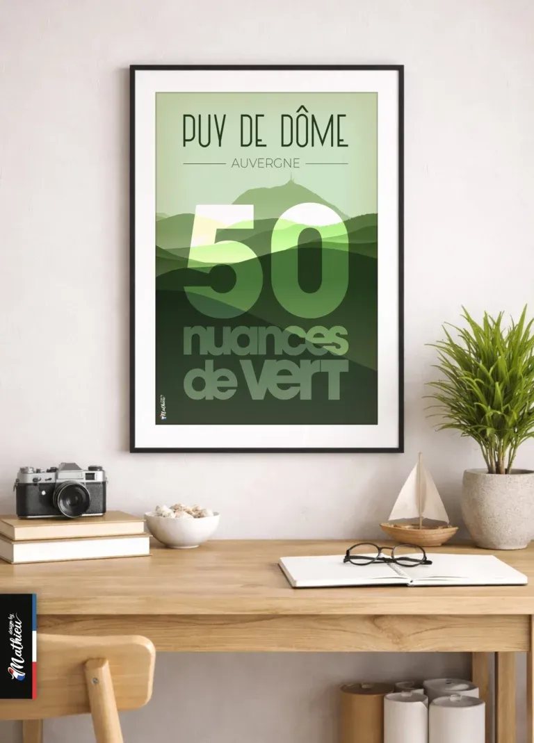 Poster du Puy de Dôme – 50 nuances de vert encadré sur bureau avec plantes