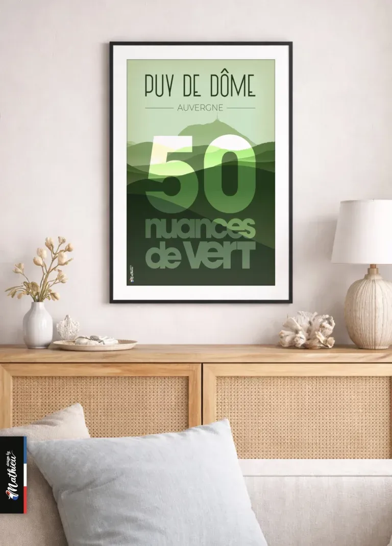 Poster du Puy de Dôme – 50 nuances de vert encadré sur buffet dans un salon moderne