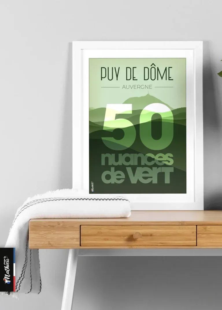 Poster du Puy de Dôme – 50 nuances de vert posé sur bureau minimaliste