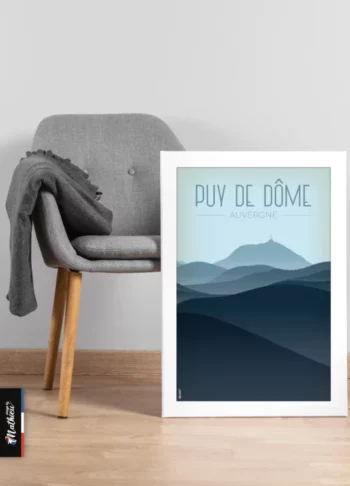 Poster du Puy de Dôme – nuances de bleu posé sur chaise, décoration murale paysage