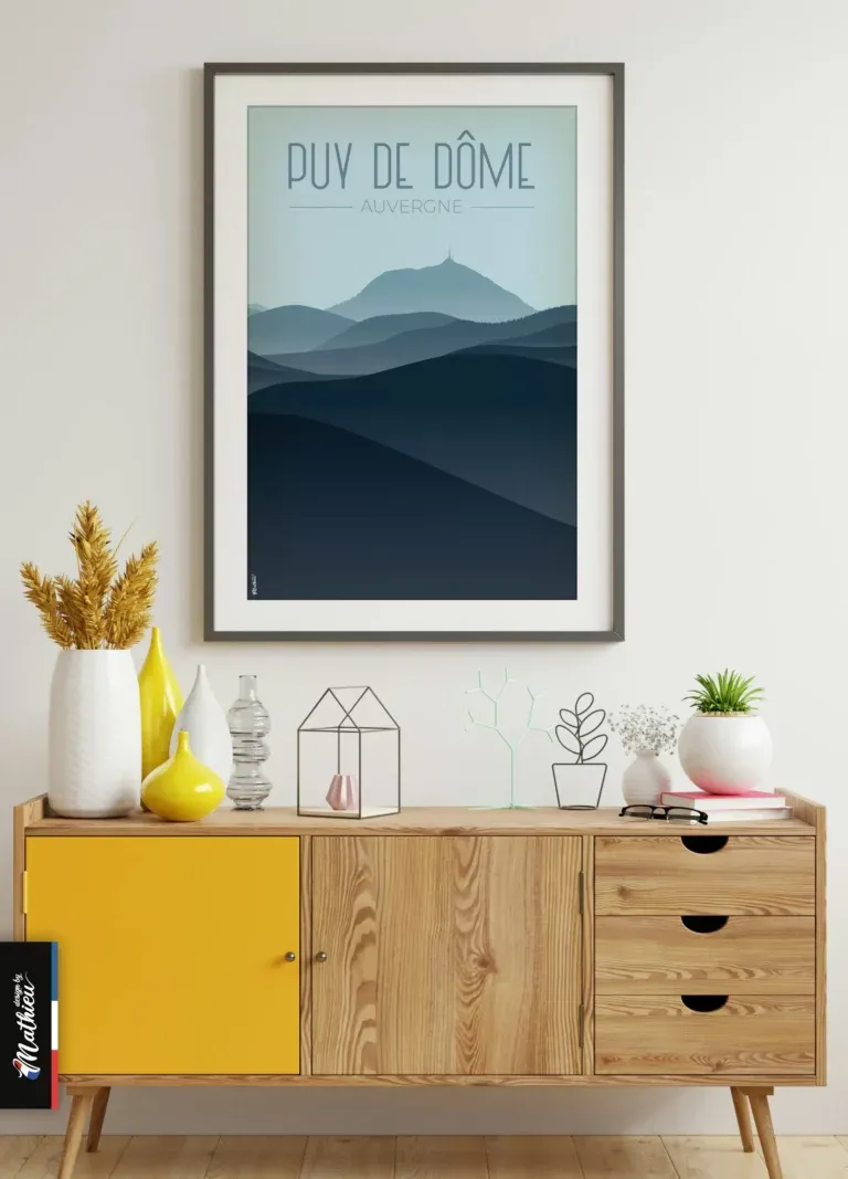 Poster du Puy de Dôme – nuances de bleu encadré sur buffet avec décoration intérieure