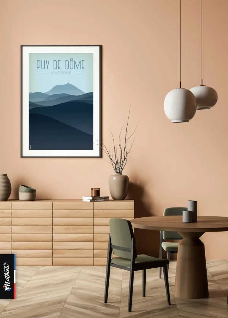 Poster du Puy de Dôme – nuances de bleu accroché au mur au-dessus d’une table