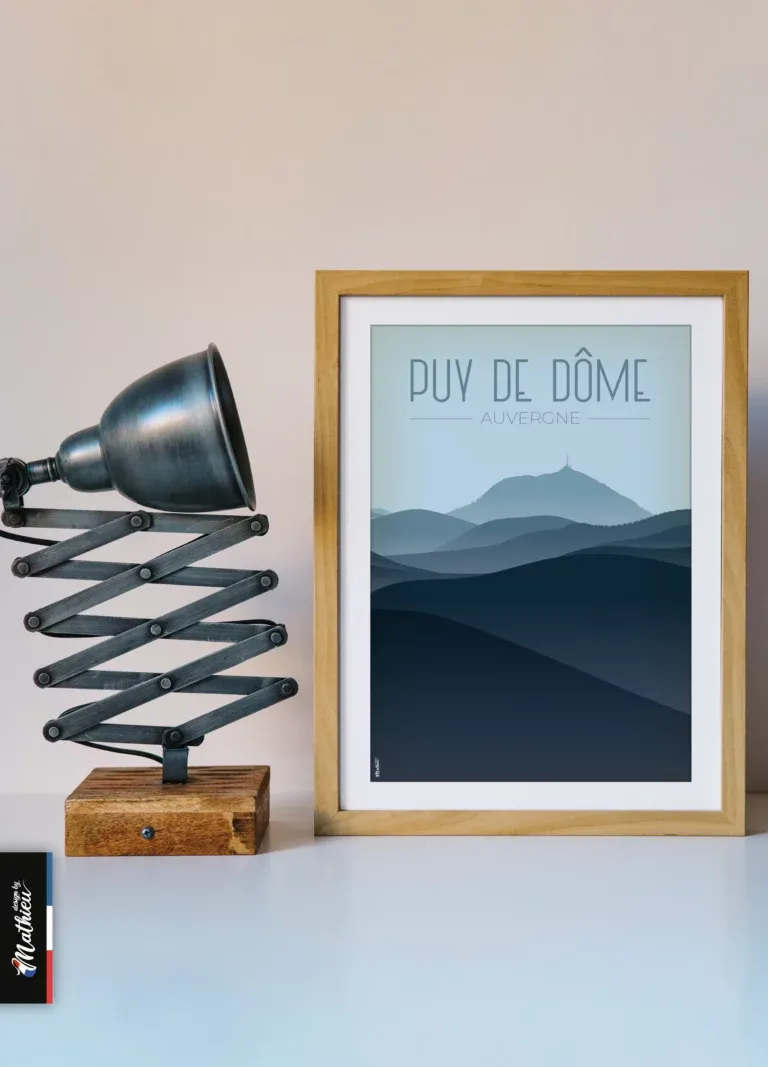 Poster du Puy de Dôme – nuances de bleu encadré avec lampe design