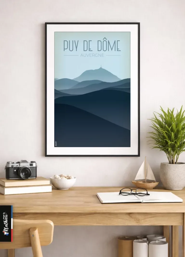 Poster du Puy de Dôme – nuances de bleu encadré sur bureau avec plantes