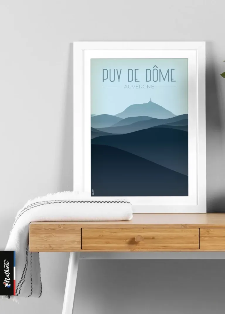 Poster du Puy de Dôme – nuances de bleu posé sur bureau minimaliste