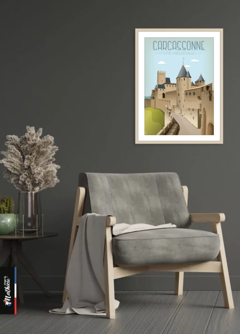 Cadre en bois clair contenant une affiche graphique de Carcassonne sur un mur gris foncé. Création murale en vente directe par l'artiste Design by Mathieu.