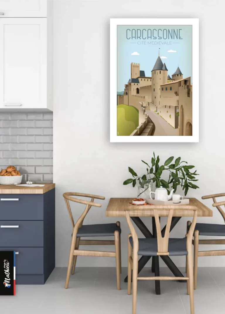 Cadre blanc avec le poster de la Cité de Carcassonne accroché au mur d'une salle à manger au-dessus d'une table en bois. Illustration vendue par Design by Mathieu.