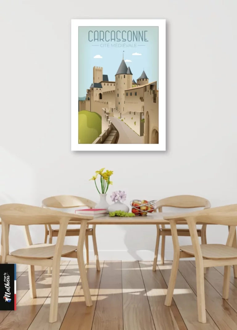 Poster encadré de la Cité Médiévale de Carcassonne accroché au mur d'une salle à manger moderne et lumineuse au-dessus d'une table et de chaises en bois. Création artisanale de Design by Mathieu.