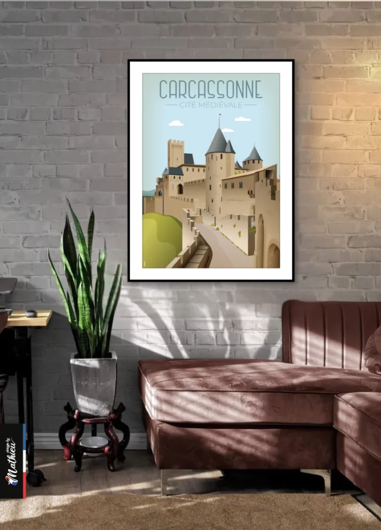 Poster encadré de la Cité de Carcassonne accroché au-dessus d'un fauteuil design en velours vieux rose dans un salon sophistiqué. Création murale artisanale de Design by Mathieu.