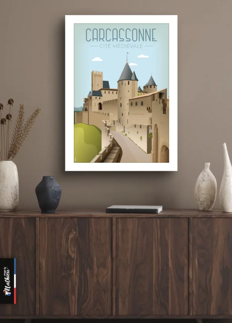 Poster encadré de la Cité de Carcassonne accroché dans un salon au-dessus d'un buffet en bois foncé avec des vases et objets de décoration. Création artisanale de Design by Mathieu.