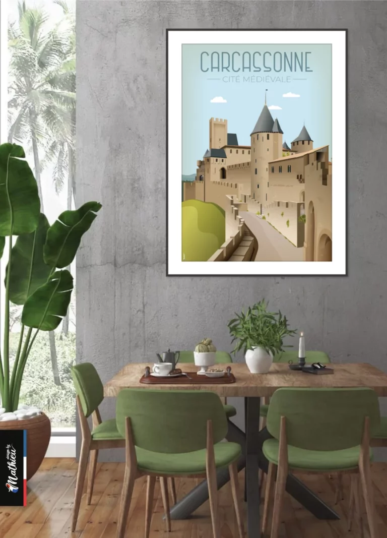 Poster encadré de la Cité de Carcassonne accroché dans une salle à manger chic au-dessus d'une table en bois avec des chaises en velours vert. Création murale artisanale de Design by Mathieu.