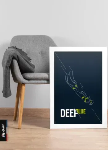 Affiche DeepBlue posée contre une chaise grise sur parquet bois clair.