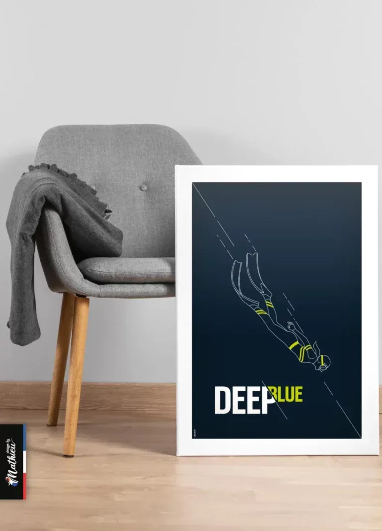 Affiche DeepBlue posée contre une chaise grise sur parquet bois clair.