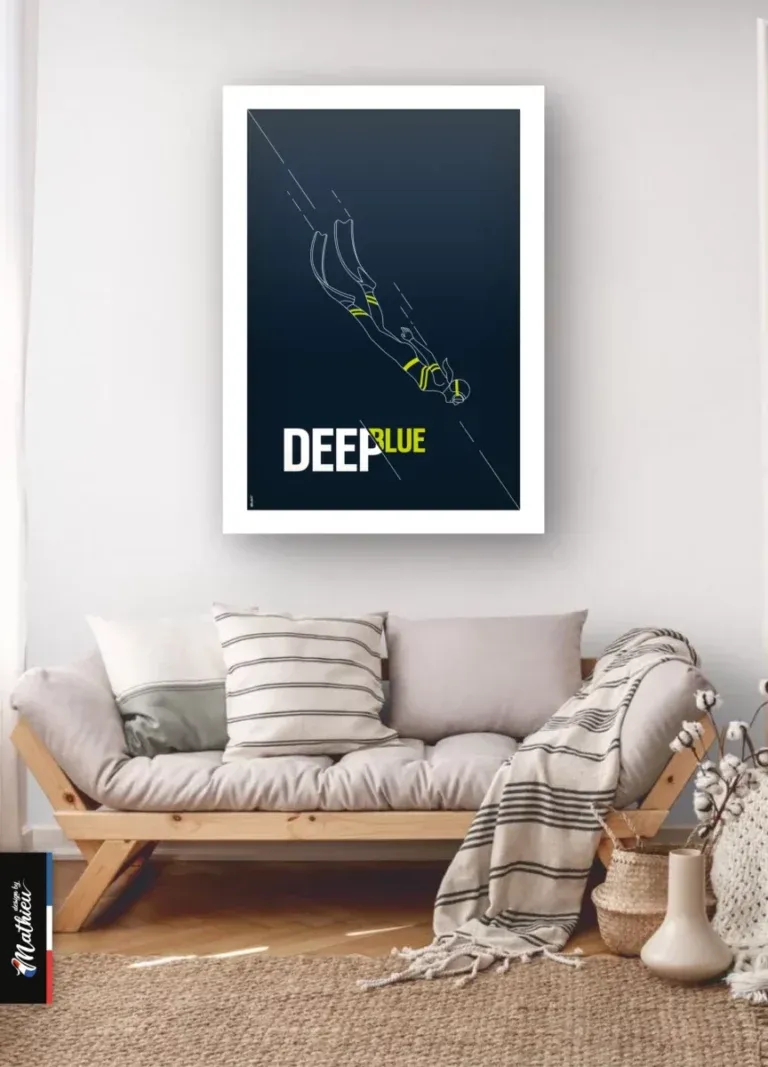 Poster apnée minimaliste DeepBlue au-dessus d'un canapé bas style bohème neutre.