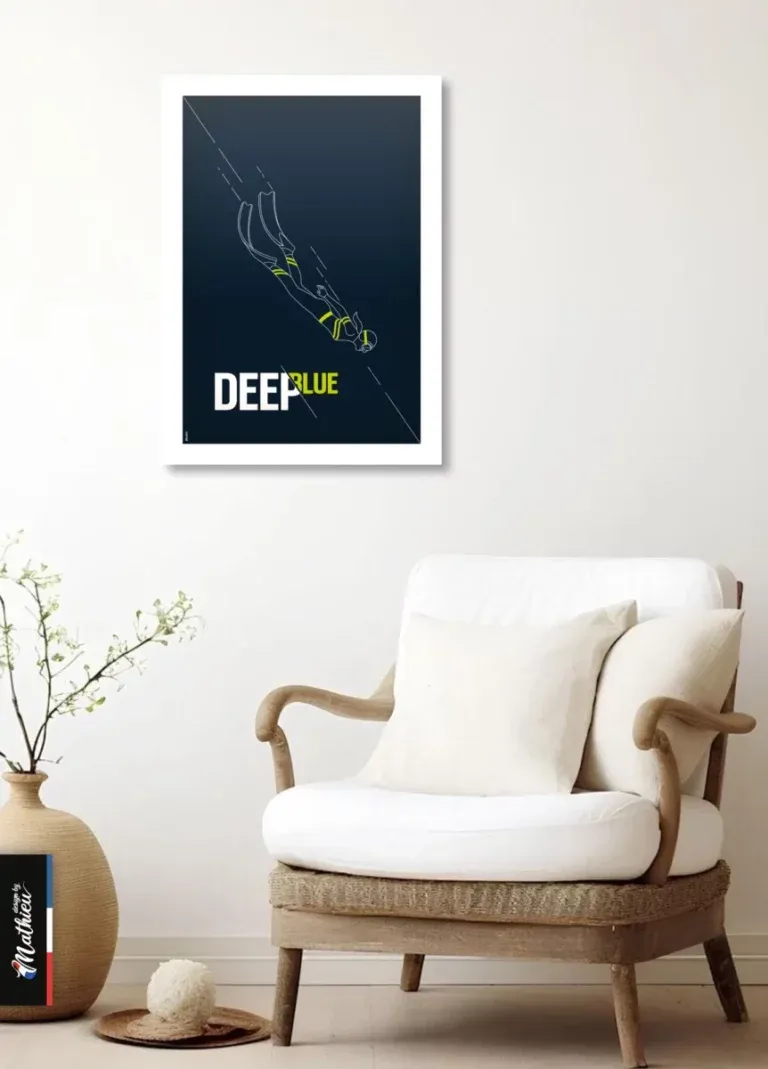Fauteuil rotin et bois clair avec affiche minimaliste DeepBlue Plongeuse au mur blanc.