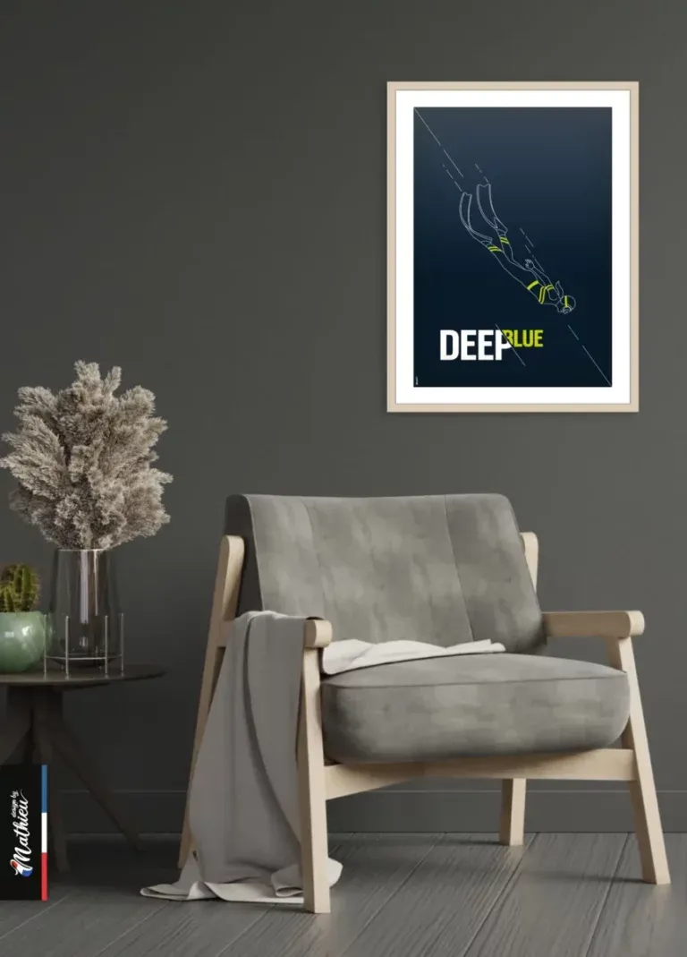Poster de plongeuse encadré bois sur mur gris anthracite foncé déco minimaliste.