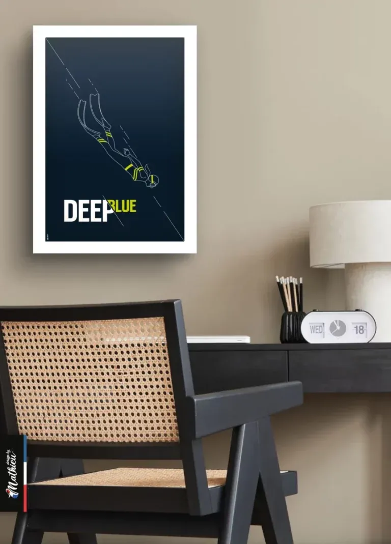 Décoration de bureau moderne avec affiche DeepBlue et chaise en cannage.