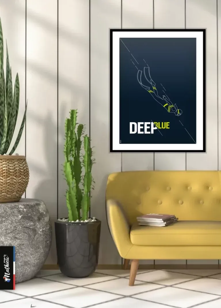 Poster minimaliste plongeuse sous-marine bleu profond au-dessus d'un canapé jaune moutarde.