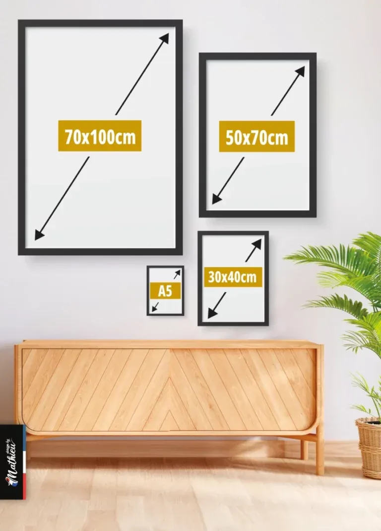 Guide des tailles comparatif pour affiches DesignByMathieu, du format A5 au grand format 70x100cm, présenté au-dessus d'un buffet en bois.