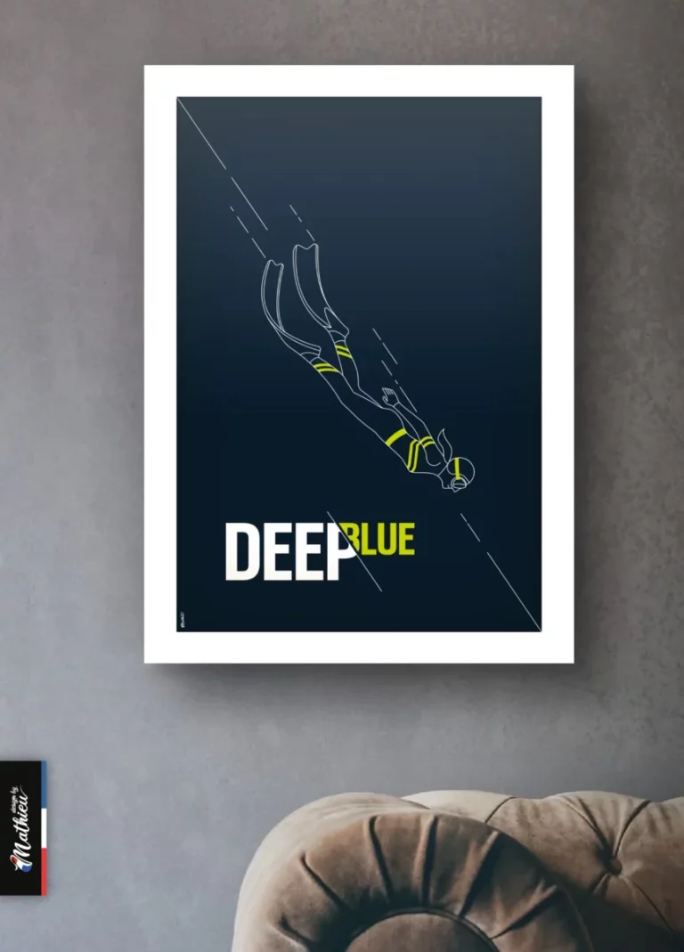Affiche minimaliste DeepBlue Apnée encadrée en blanc, accrochée au-dessus d'un fauteuil en velours marron texturé sur un mur gris béton. Déco marine moderne.