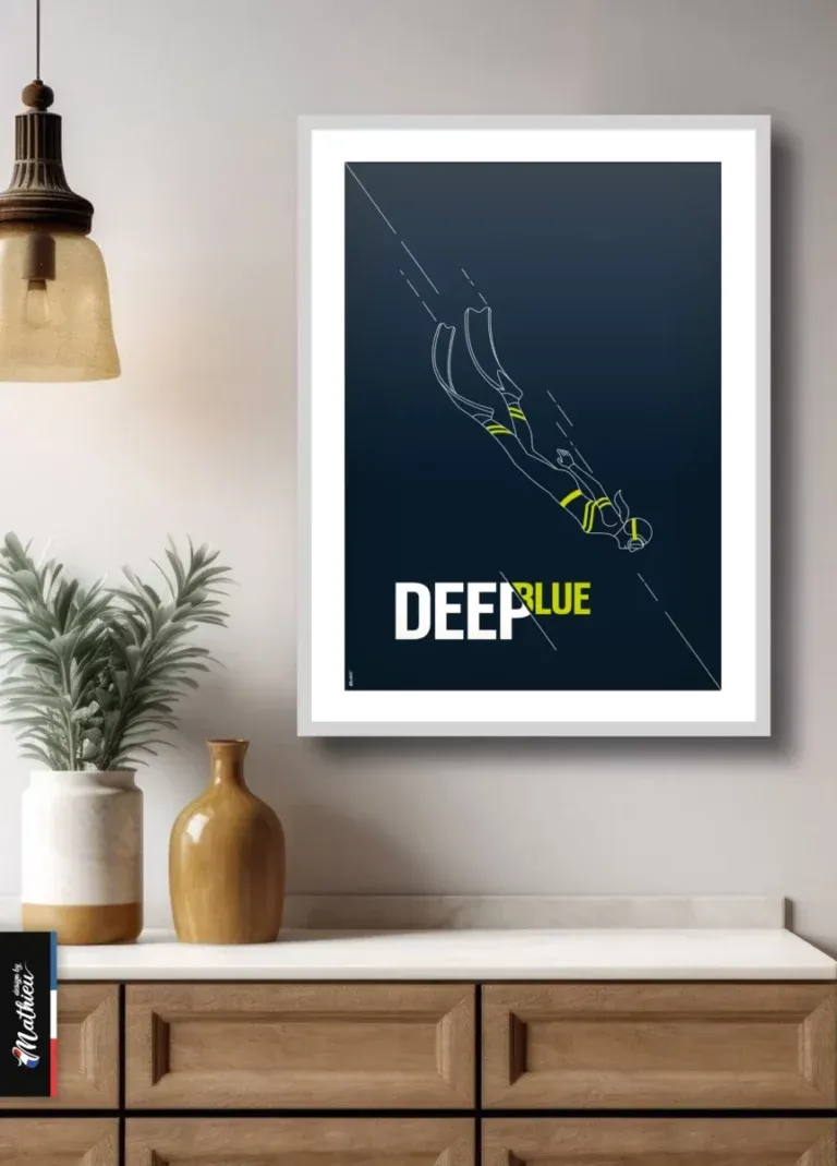 Affiche minimaliste DeepBlue Apnée encadrée en gris clair, suspendue au-dessus d'un meuble de salle de bain ou cuisine en bois clair avec plan de travail en marbre blanc. Déco fraîche et relaxante.