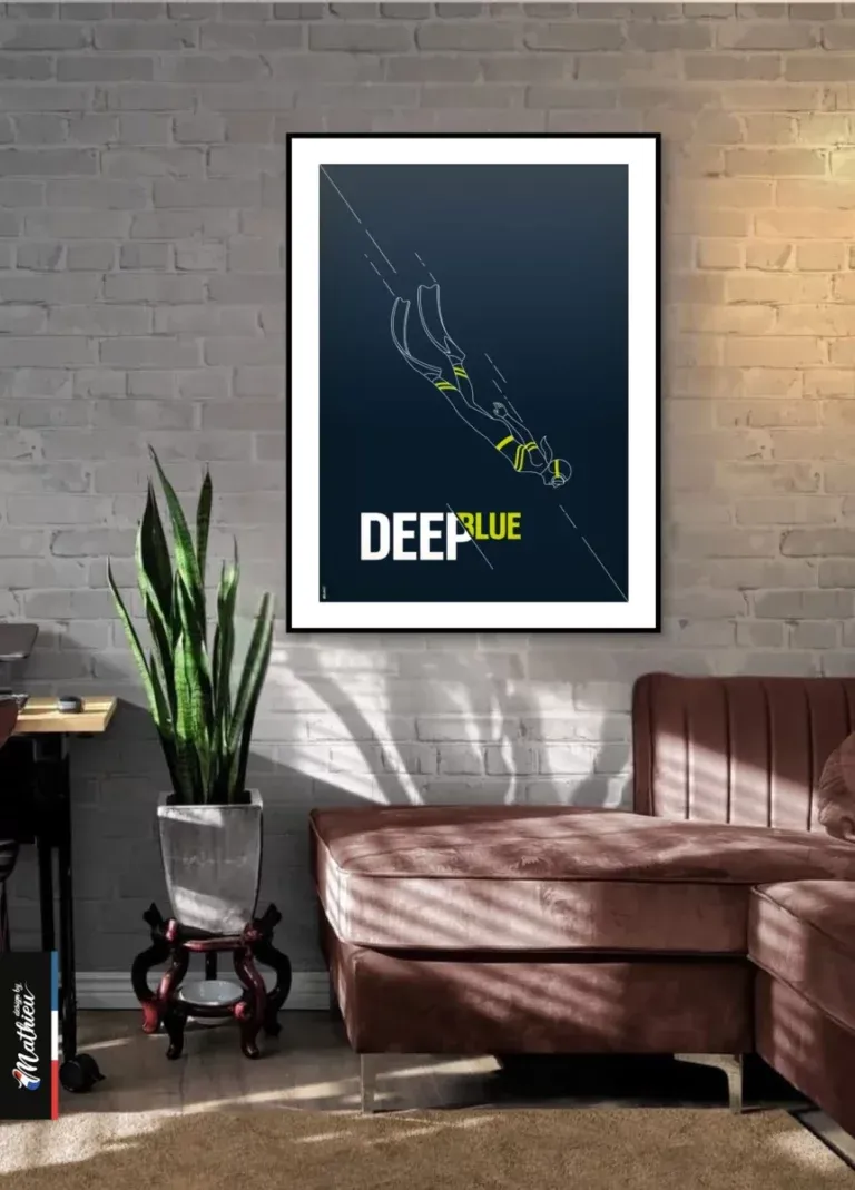 Affiche minimaliste DeepBlue Apnée encadrée en noir, accrochée sur un mur de briques grises. En premier plan, un canapé en velours côtelé terracotta et une plante Snake Plant (Sansevieria). Déco industrielle et marine.