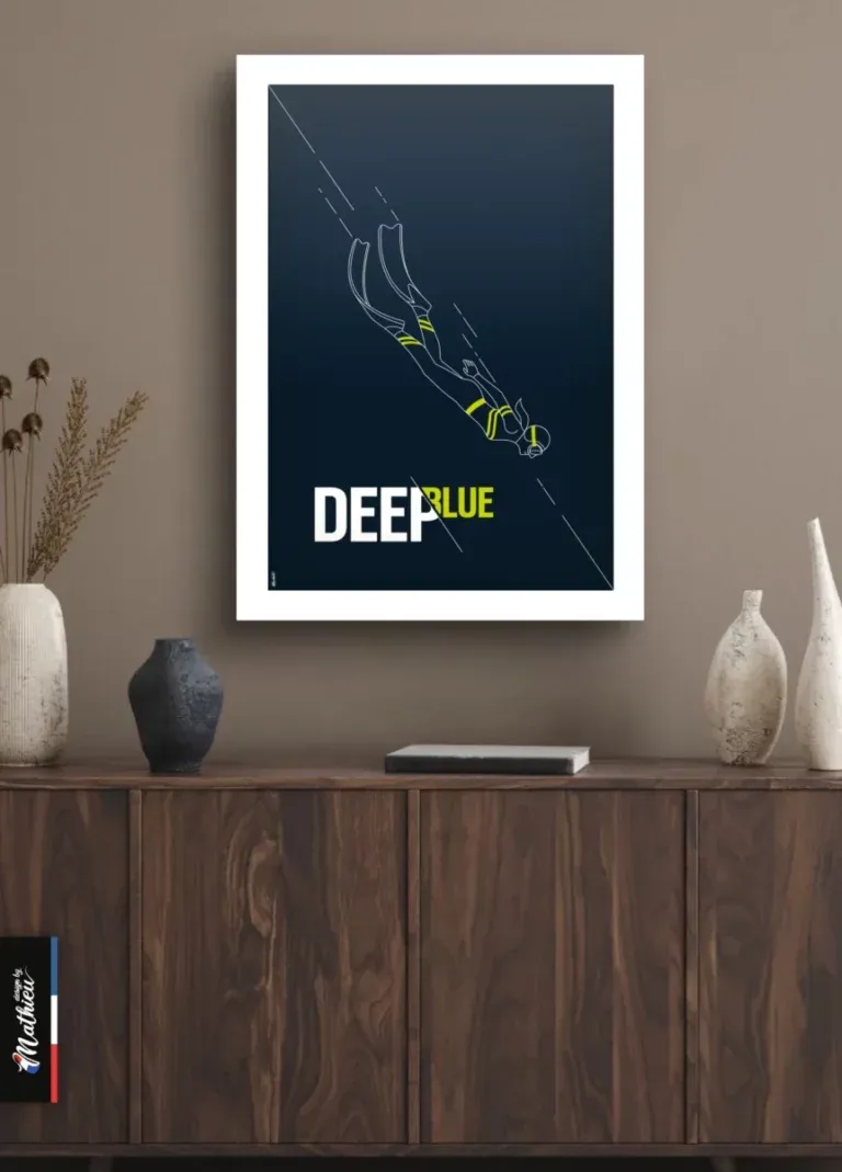 Poster encadré DeepBlue Apnée au-dessus d'une console en bois de noyer sombre. Décoration épurée avec vases minimalistes. Ambiance marine sophistiquée.