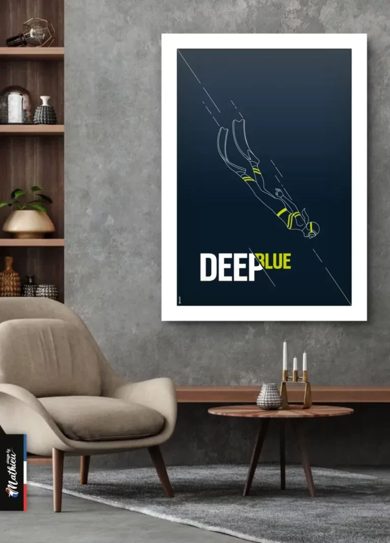 Grand poster minimaliste DeepBlue Apnée encadrée en blanc, accroché sur un mur gris béton banché. En premier plan, un fauteuil lounge design en tissu beige et une table basse ronde avec bougeoirs. Tapis texturé. Ambiance luxe discret.