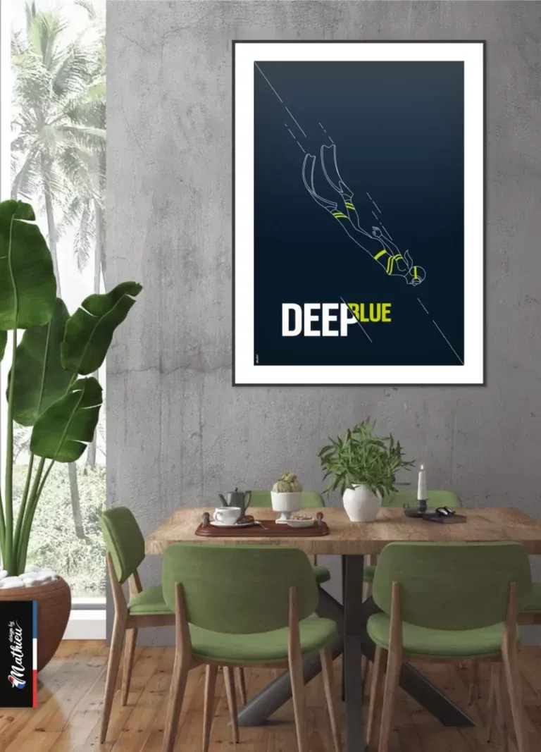 Grand poster encadré DeepBlue Apnée sur un mur en béton banché dans une salle à manger ouverte sur une terrasse tropicale avec palmier. Chaises en velours vert olive et table en bois. Ambiance évasion chic.
