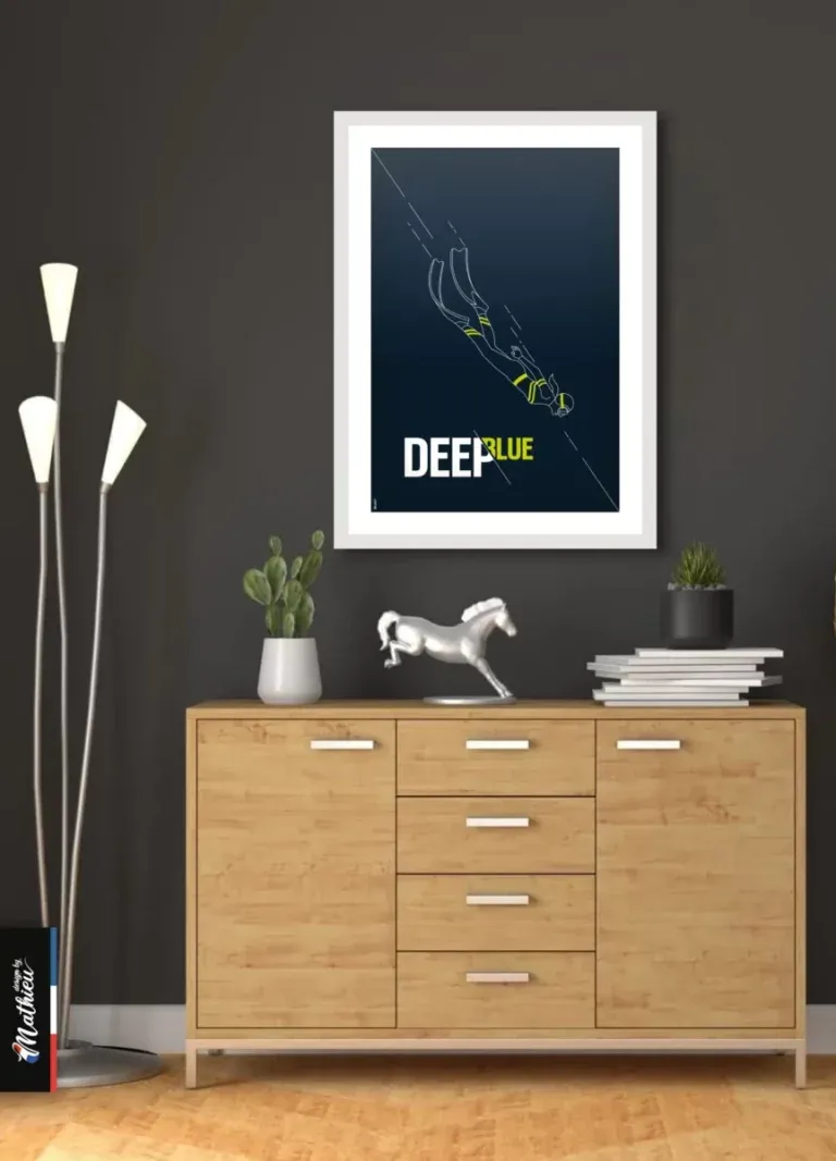 Affiche minimaliste DeepBlue Apnée encadrée en blanc, posée sur une console en bois clair avec un lampadaire triple minimaliste et une statuette de cheval argentée. Mur gris anthracite sombre. Déco sobre et masculine.