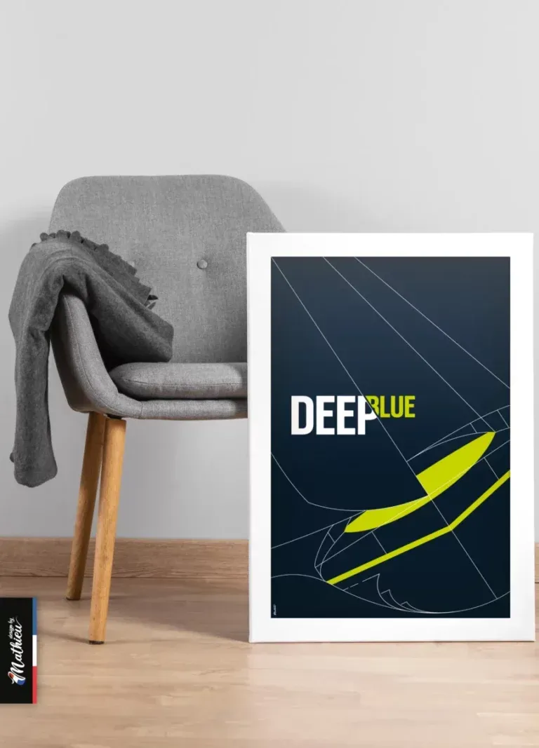 Poster moderne voilier DeepBlue bleu marine et jaune fluo posé contre un mur blanc à côté d'un fauteuil scandinave gris.