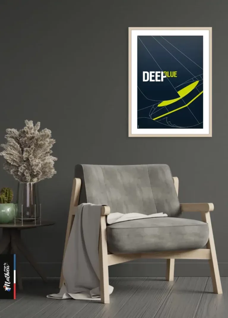 Poster voilier bleu marine sur mur sombre contrasté, cadre bois clair et plante verte.