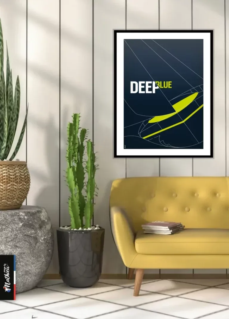 Poster de voile DeepBlue sur mur à lattes blanches derrière un canapé jaune moutarde et un grand cactus.