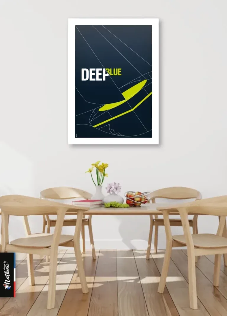 Grande affiche murale voilier DeepBlue centrée au-dessus d'une table de salle à manger en bois naturel.