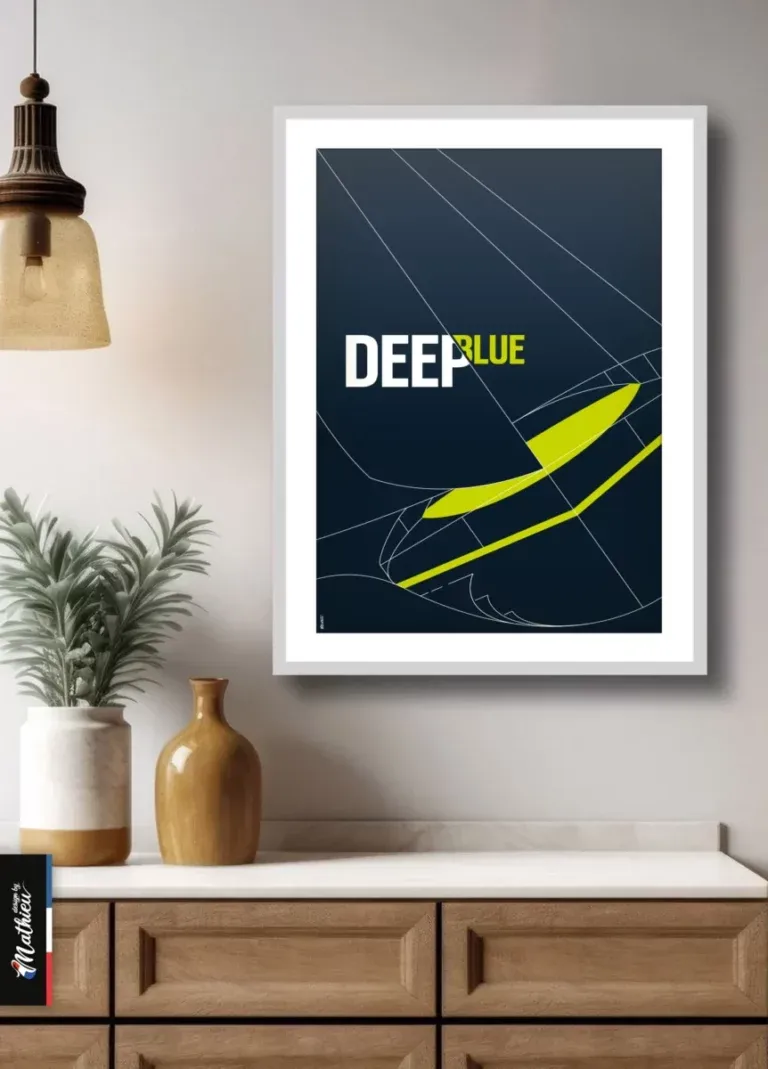Affiche de mer contemporaine DeepBlue sur mur gris foncé avec mobilier en bois clair et vase design.