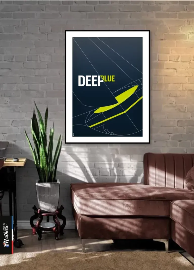 Décoration salon vintage chic avec poster voilier moderne designbymathieu encadré noir au-dessus d'un canapé velours et mur briques.