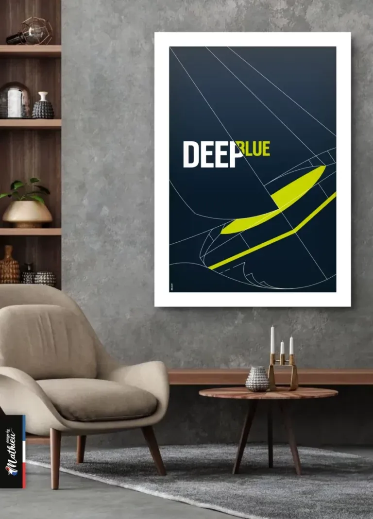 Décoration salon haut de gamme moderne avec grand poster voilier designbymathieu encadré noir au-dessus d'un fauteuil contemporain et table d'appoint.