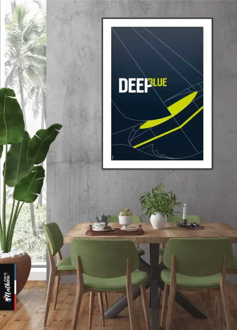 Décoration salle à manger contemporaine tropicale avec poster marine designbymathieu encadré noir au-dessus d'une table bois et plantes vertes.
