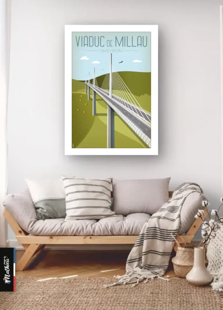 Cadre mural Viaduc de Millau suspendu au-dessus d'un canapé avec coussins, style graphique vintage.