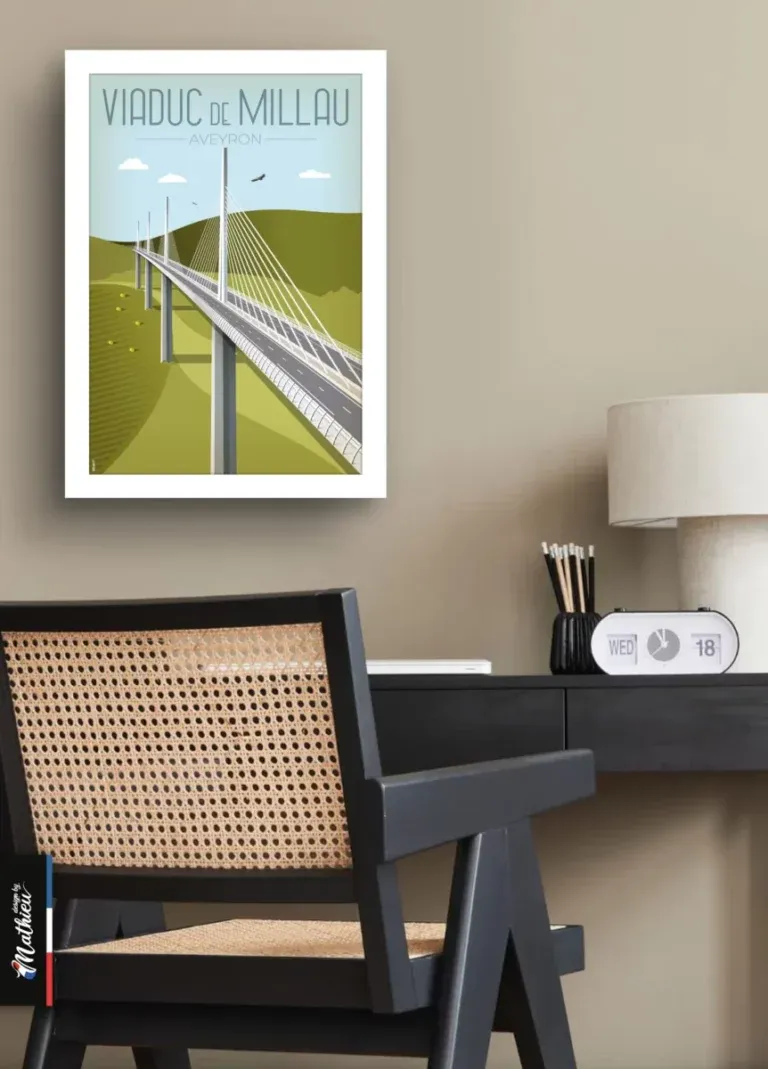 Cadre illustré Viaduc de Millau au-dessus d'un bureau scandinave noir et bois.